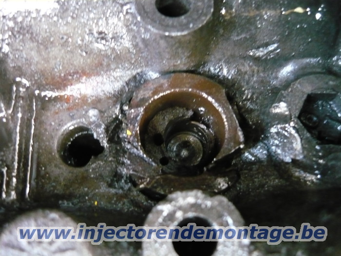 Snapped injector removed from Renault Trafic
                with 2.0 engine