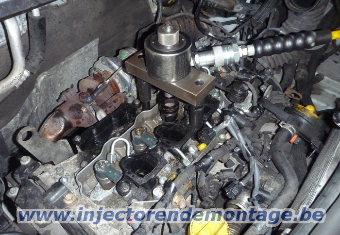 Injector removal from Renault Trafic / Opel
                Vivaro with 2.0 engine over 2010